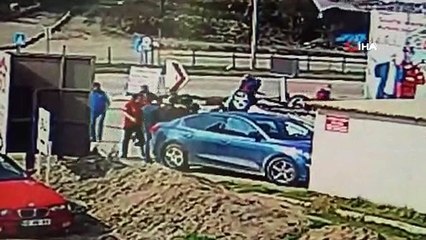 Kontrolden çıkan otomobil benzin istasyonundaki pompalara ramak kala durabildi...Faciadan dönülen anlar kamerada