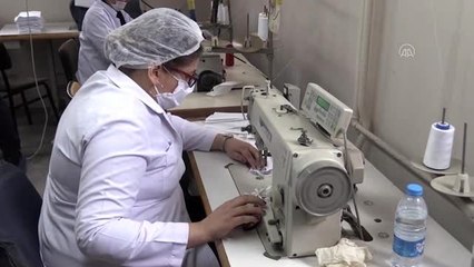 Manisa'da öğretmenler sağlıkçılar için maske üretiyor