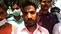 शाहजहांपुर: एम्बुलेंस चालकों को सैनिटाइजर मास्क न मिलने पर जिला अस्पताल गेट पर दिया धरना