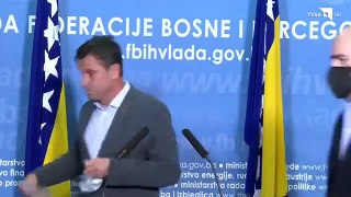 Fadil Novalić nasmijao novinare dok je stavljao masku
