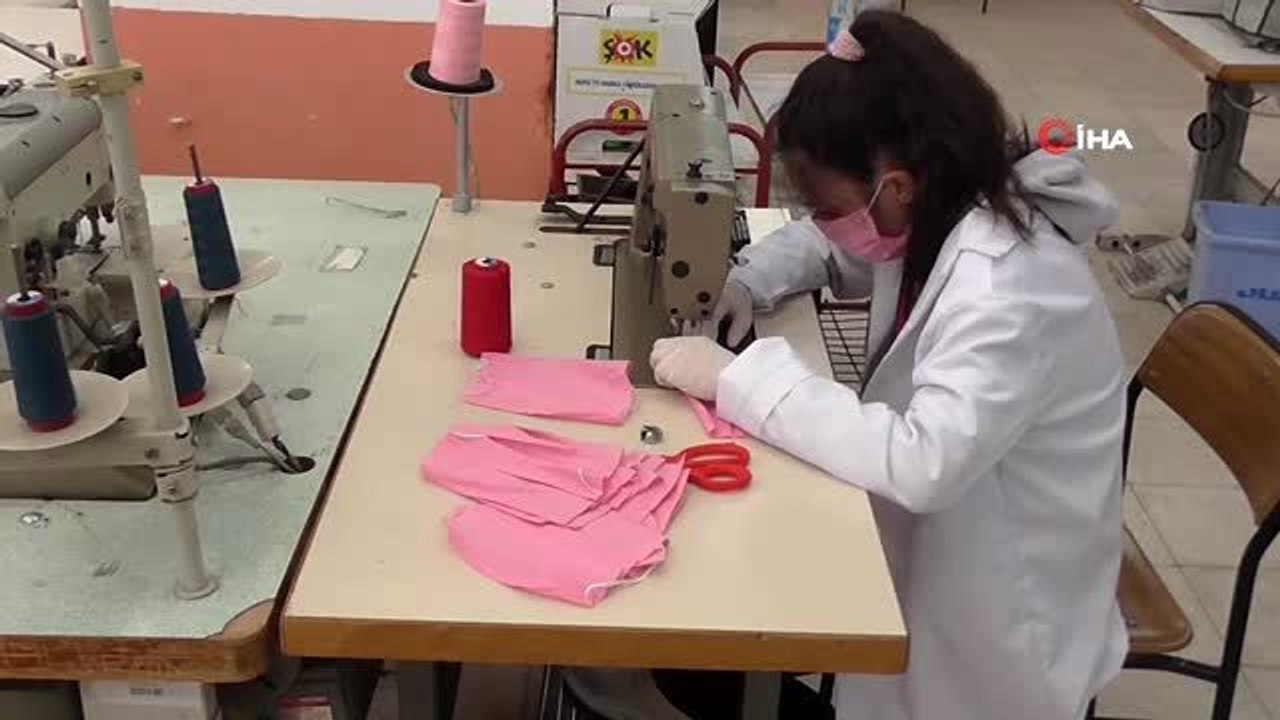 Beyşehir'de öğretmen ve meslek lisesi öğrencileri maske üretimine başladı