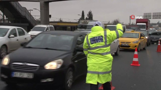 Yolun karşısına geçmeye çalışan bir kişiye otomobil çarptı