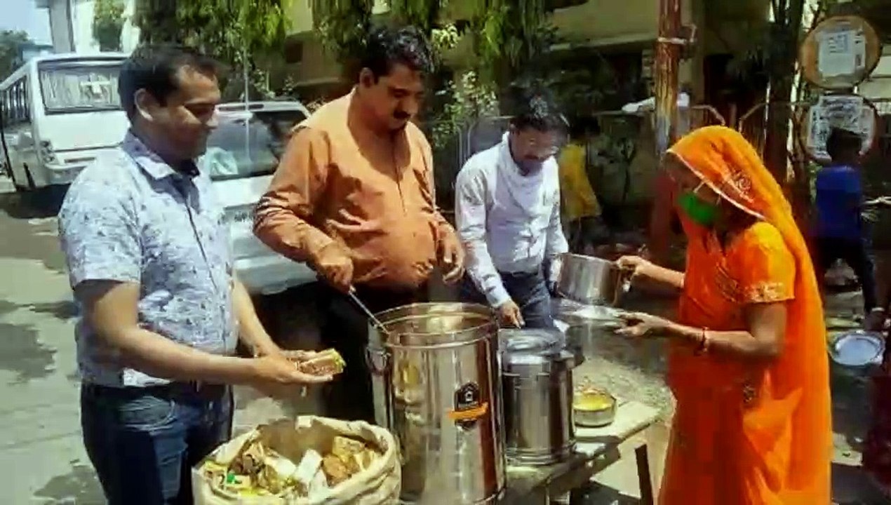 इंदौर सांसद शंकर लालवानी का अनूठा कदम, गरीबों को वितरित किया खाना