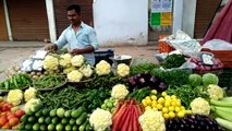 इटावा: लॉकडाउन लागू होने से पहले सब्जियों की दुकान पर उमड़ी भीड़