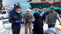 Pazar yerinde gezen 65 yaş üstü vatandaşlar polis tarafından alınıp evlerine bırakıldı