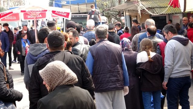 Ücretsiz dağıtılan maskeden almak isteyenler uzun kuyruklar oluşturdu