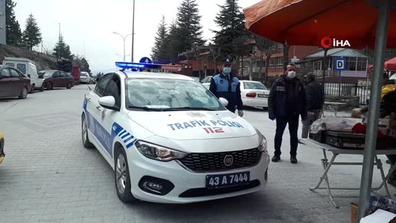 Pazar yerinde gezen 65 yaş üstü vatandaşlar polis tarafından alınıp evlerine bırakıldı