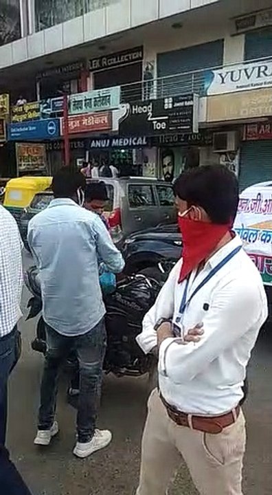 इटावा: एनजीओ टीम ने राह चलते लोगों के सैनिटाइजर से धुलवाए हाथ