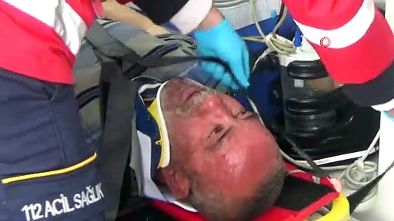 Tomruk yüklü kamyon devrildi: 1 yaralı