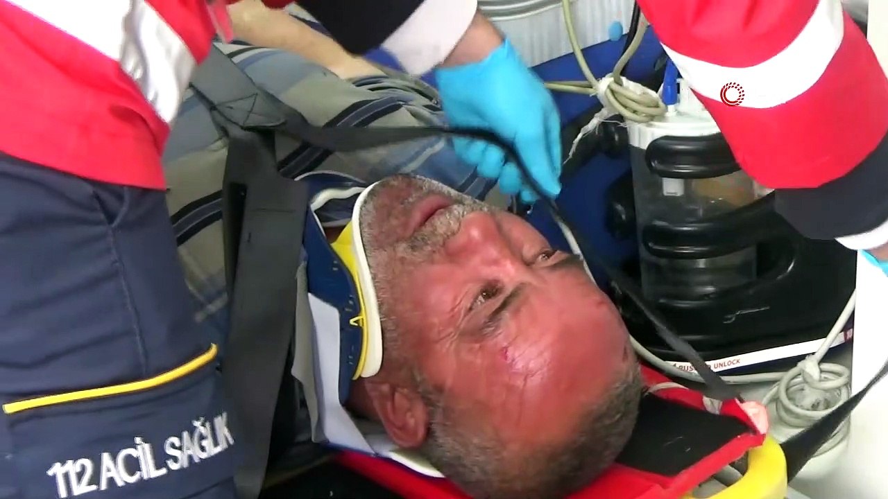 Tomruk yüklü kamyon devrildi: 1 yaralı