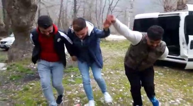 Koronavirüs salgınına aldırış etmeyen Siirtli gençler, halay çektikleri anları sosyal medyadan paylaştı