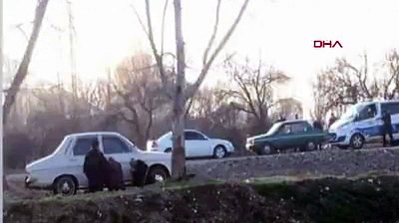 65 yaş üstü 3 kişi, polisi görünce otomobilin arkasına saklandı!