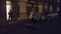 Mouscron: chaque soir, à 20 heures, Walter fait de l'accordéon dans la rue Mattéotti