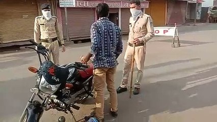 कर्फ्यू का पालन नहीं करने पर पुलिस ने लोगो को सबक सिखाया
