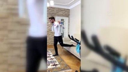 Evini spor salonuna dönüştüren milli sporcu İpcioğlu'ndan "Evde kalın" çağrısı