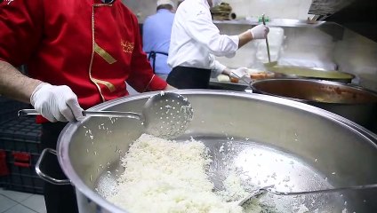 'Komşuluk Gibisi Yok' dedirten görüntüler! Kapı kapı dolaşıp yaşlılara sıcak yemek dağıttılar