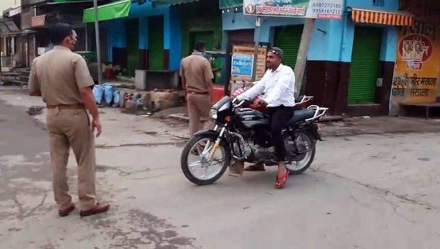 शामली: लॉक डाउन के बावजूद सड़कों पर घूम रहे वाहनों का पुलिस ने काटा चालान