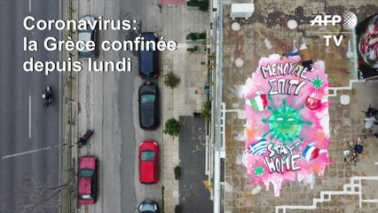Coronavirus: confiné, un graffeur d'Athènes peint sur son toit