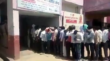 फतेहपुर: जिला अस्पताल के मरीज कोरोना वायरस को दे रहे न्योता