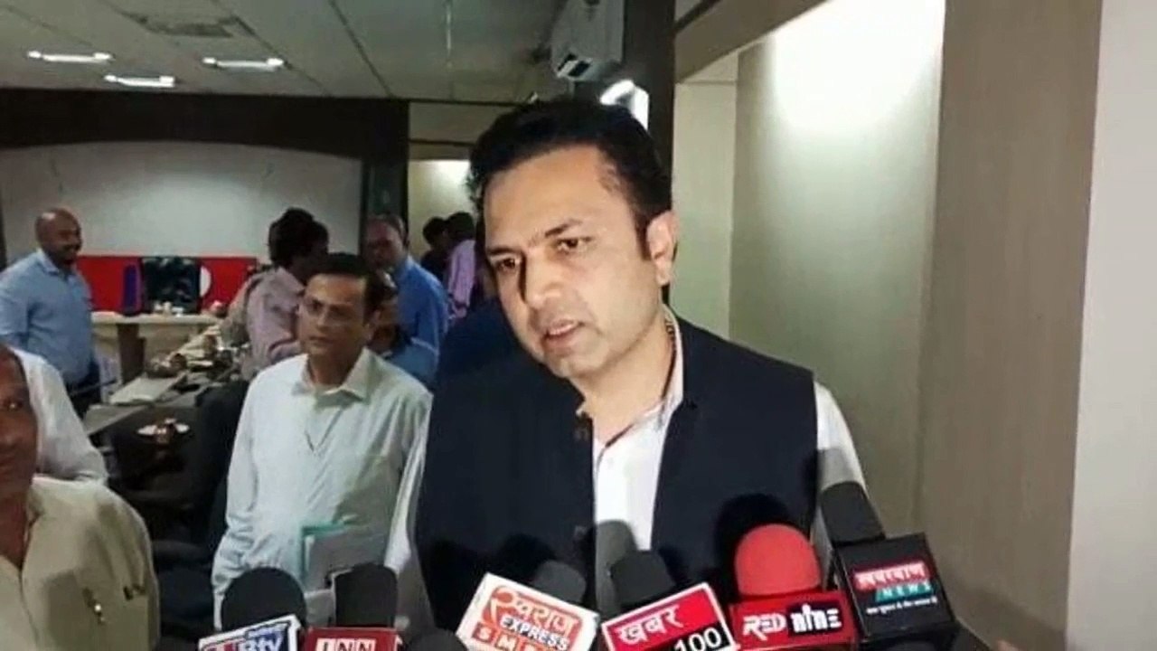 आवश्यक वस्तुओं की दुकानें पूरे 21 दिन खुली रहेंगी, भयभीत न हों- आकाश त्रिपाठी