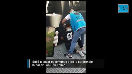Cazaba pokemones en la vereda y lo atrapó la policía, en San Telmo