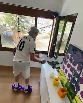 Ce skieur acrobatique suisse fait l'acrobate dans son salon, pour le plus grand bonheur des internautes