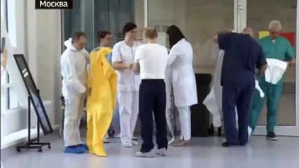 Putin halkına moral vermek için hastaneleri ziyaret etti