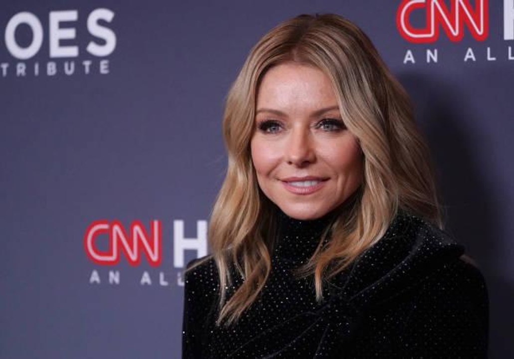 Kelly Ripa Showed Off Her Gray Roots While Self...