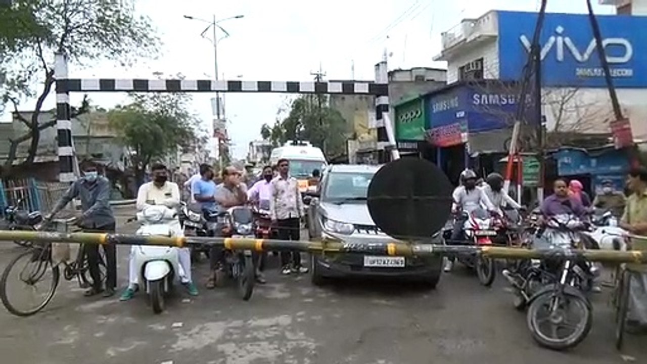 शामली: लॉकडाउन के आदेश के बाद रेलवे फाटक पर लगा...