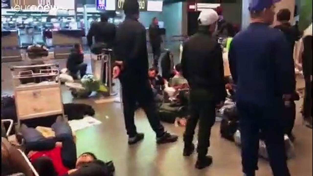 Hunderte Gestrandete auf den Moskauer Flughäfen: 'Alle starren uns an'
