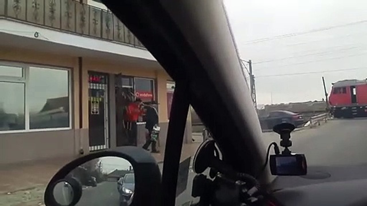 Ce conducteur de train s’arrête en plein passage à niveau pour aller à l’épicerie !