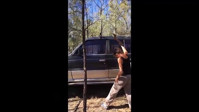 Il pense avoir enfermé ses clés dans la voiture et décide de casser la vitre mais attendez la fin