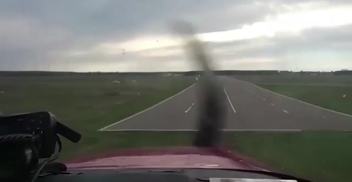 Un conducteur coupe la route d'un avion à l'atterrissage... Grosse frayeur