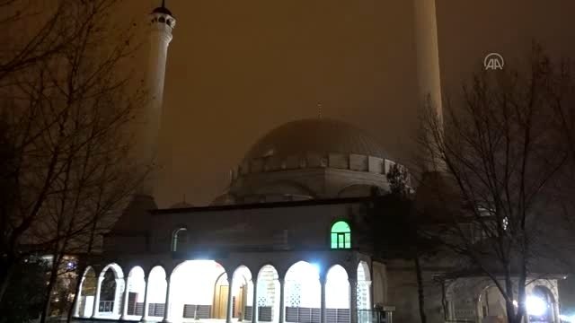 Koronavirüs salgının son bulması için camilerin hoparlöründen dua edildi