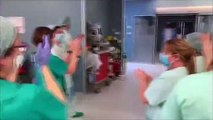Ovación del personal sanitario del Complejo Hospitalario de Navarra al primer paciente con coronavirus que sale de la UCI