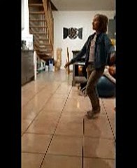 PAULINE JONGLE AVEC UN ROULEAU DE PAPIER WC