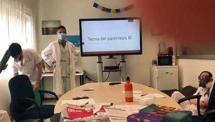 Dramático vídeo de una reunión de médicos, así se decide quién vive y quién muere: "No se está dando tratamiento a los ancianos de residencias"