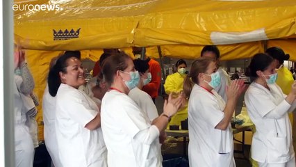 شاهد: وداع حار ومؤثر  في مدريد لأول مريض يشفى من كورونا