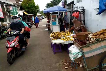 Aktifitas di Pasar Reni Jaya Pukul 09.05, 25 Maret 2020