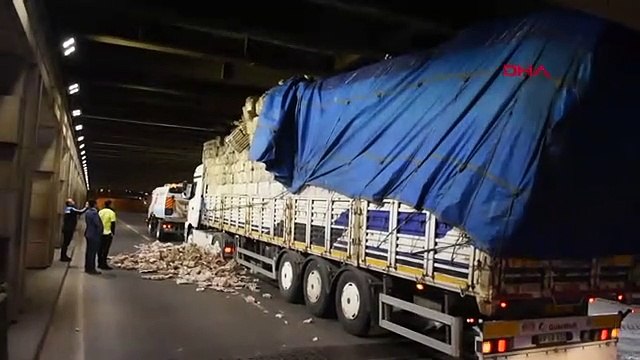 Yumurta viyolü yüklü TIR, alt geçitte sıkıştı