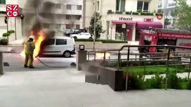 Kadıköy’de otomobilin sokak ortasında alev alev yandığı anlar kamerada