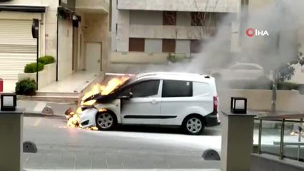 Kadıköy'de otomobilin sokak ortasında alev alev yandığı anlar kamerada