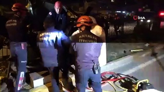 Antalya'da Trafik Kazası, Refüjdeki Ağaca Çarpan Otomobil Hurdaya Döndü: 1 Ölü