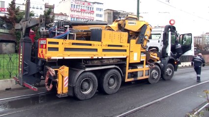 Fatih’te kontrolden çıkan otobüs tramvay yoluna girdi: Seferler durdu