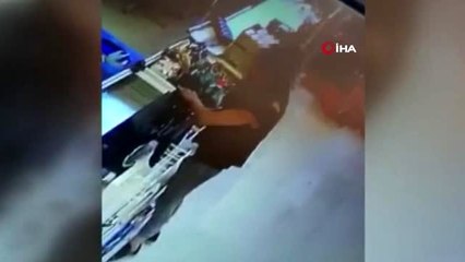 Sahte parayla aldığı cep telefonunu bayiye satan kadın kamerada