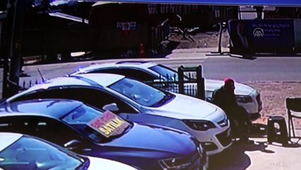 (TEKRAR) İki kişinin yaralandığı trafik kazası güvenlik kamerasında - ANTALYA