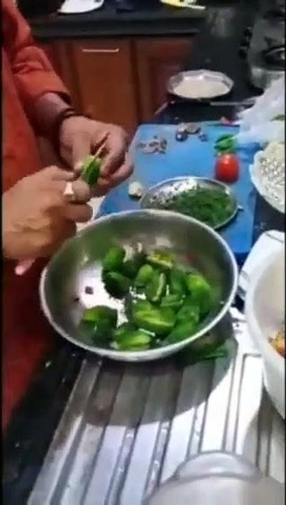 किचन में शिमला मिर्च की सब्जी बनाते हुए दिखे कैलाश विजयवर्गीय. देखिए वीडियो