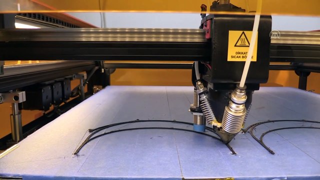 Nevşehir Hacı Bektaş Veli Üniversitesinde 3D yazıcıyla yüz siperliği üretimi başladı - NEVŞEHİR