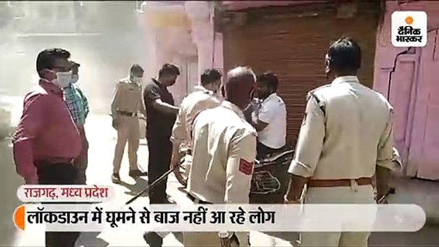लॉक डाउन में घूमने निकले लोगों को पुलिस ने समझाया, नहीं माने तो डंडों से धुना, घर वापस भेजा