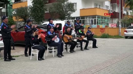 Evde kalanlara zabıta ekibi sokakta şarkı söyledi
